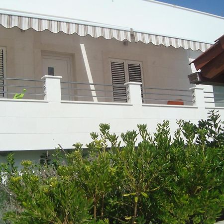 Apartments Niana With Heated Seawater Swimingpool Donji Okrug  Kültér fotó