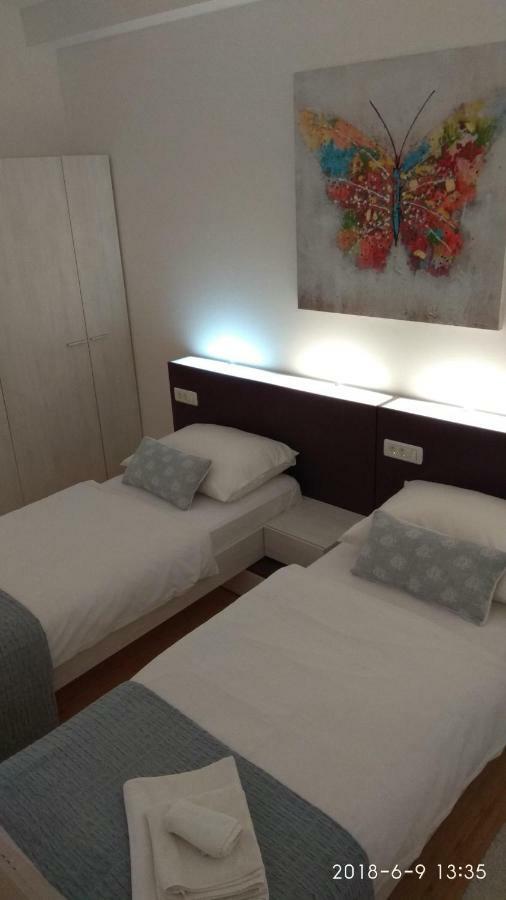 Apartments Niana With Heated Seawater Swimingpool Donji Okrug  Kültér fotó