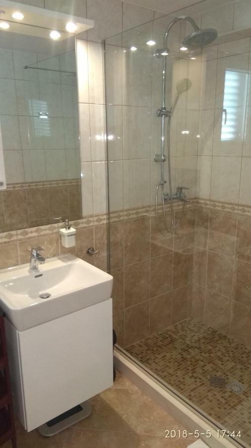 Apartments Niana With Heated Seawater Swimingpool Donji Okrug  Kültér fotó