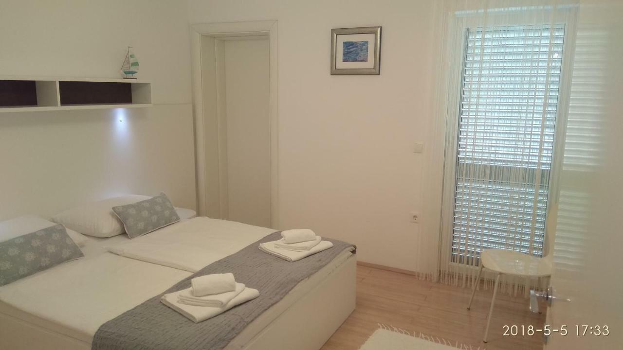 Apartments Niana With Heated Seawater Swimingpool Donji Okrug  Kültér fotó