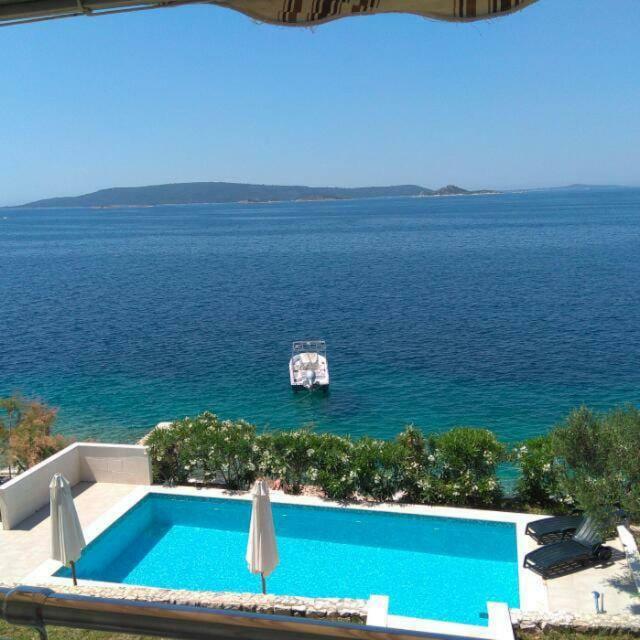 Apartments Niana With Heated Seawater Swimingpool Donji Okrug  Kültér fotó