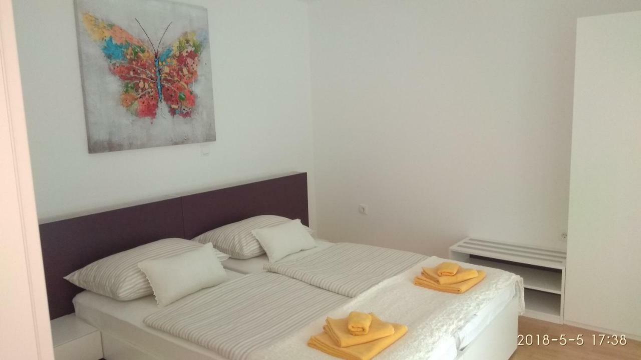 Apartments Niana With Heated Seawater Swimingpool Donji Okrug  Kültér fotó