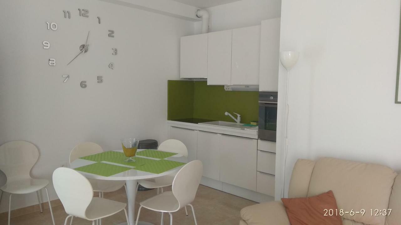 Apartments Niana With Heated Seawater Swimingpool Donji Okrug  Kültér fotó